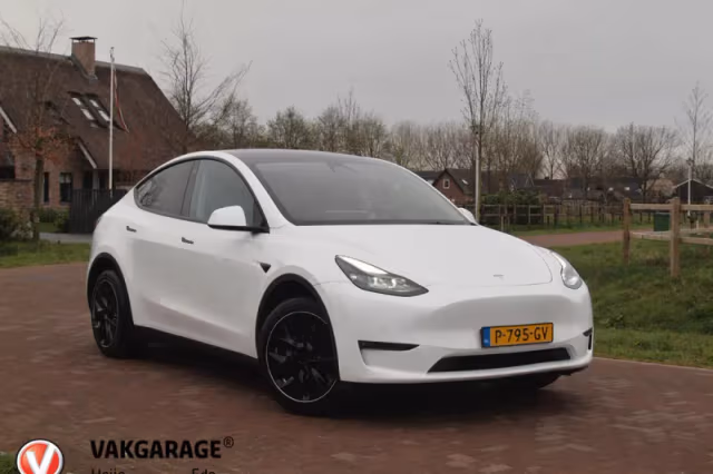 Tesla Model Y (2022) thumbnail 1