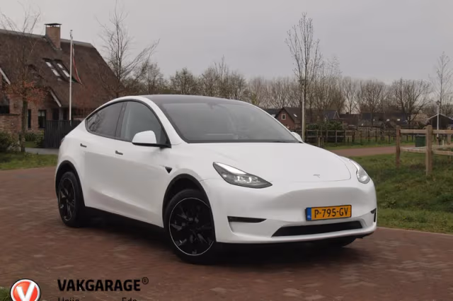 Tesla Model Y (2022) thumbnail 2