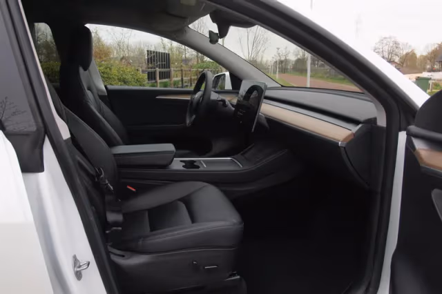 Tesla Model Y (2022) thumbnail 13
