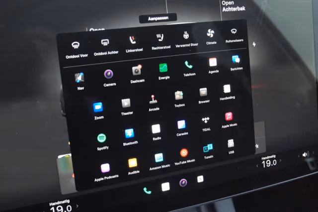 Tesla Model Y (2022) thumbnail 16