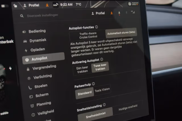 Tesla Model Y (2022) thumbnail 18