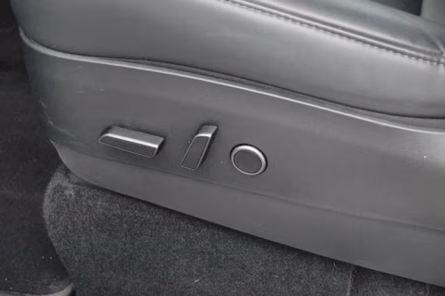 Tesla Model Y (2022) thumbnail 22