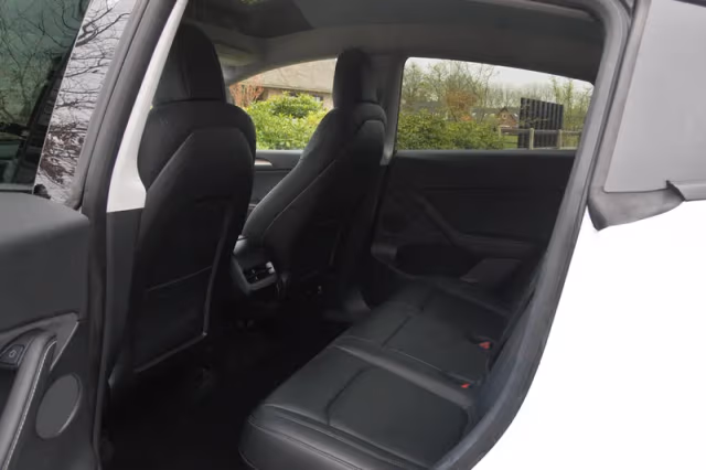 Tesla Model Y (2022) thumbnail 23