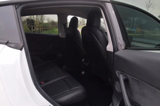 Tesla Model Y (2022) thumbnail 24