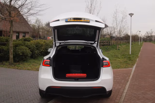 Tesla Model Y (2022) thumbnail 25