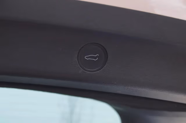 Tesla Model Y (2022) thumbnail 26