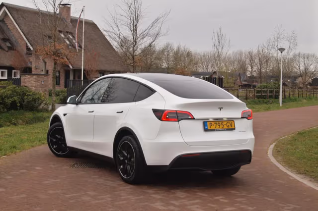 Tesla Model Y (2022) thumbnail 4