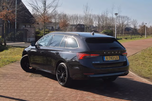 Škoda Octavia (2021) thumbnail 4