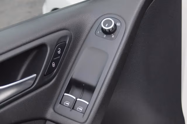 Volkswagen Golf (2011) thumbnail 19