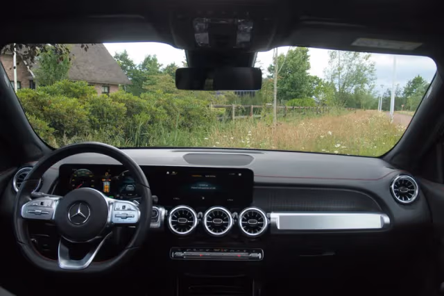 Mercedes-Benz EQB (2022) thumbnail 17