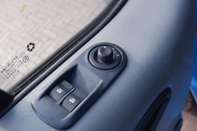 Opel Vivaro (2008) thumbnail 21