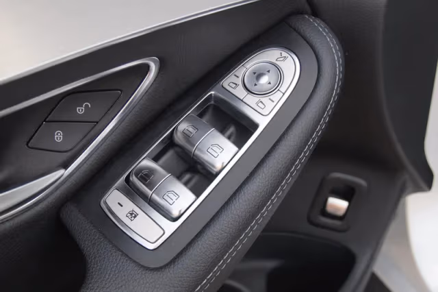 Mercedes-Benz GLC-Klasse (2016) thumbnail 24