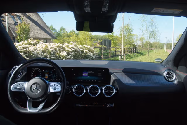 Mercedes-Benz EQA (2021) thumbnail 16