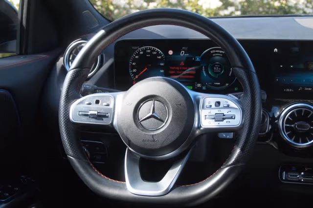 Mercedes-Benz EQA (2021) thumbnail 17