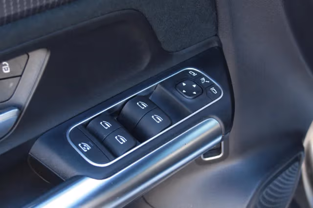 Mercedes-Benz EQA (2021) thumbnail 25