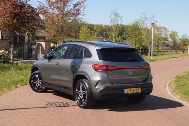 Mercedes-Benz EQA (2021) thumbnail 4