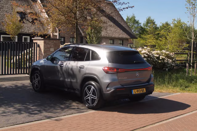 Mercedes-Benz EQA (2021) thumbnail 10