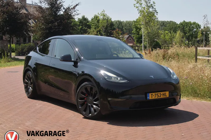 Tesla Model Y (2023)