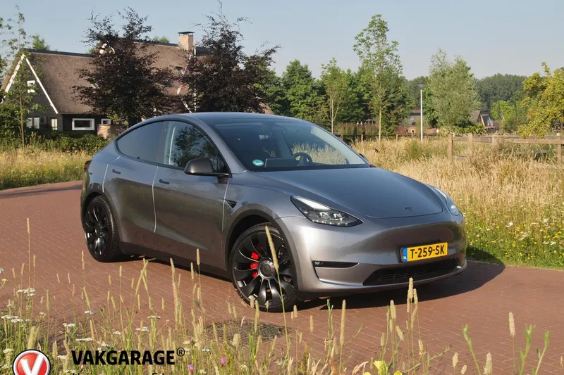 Tesla Model Y (2023)