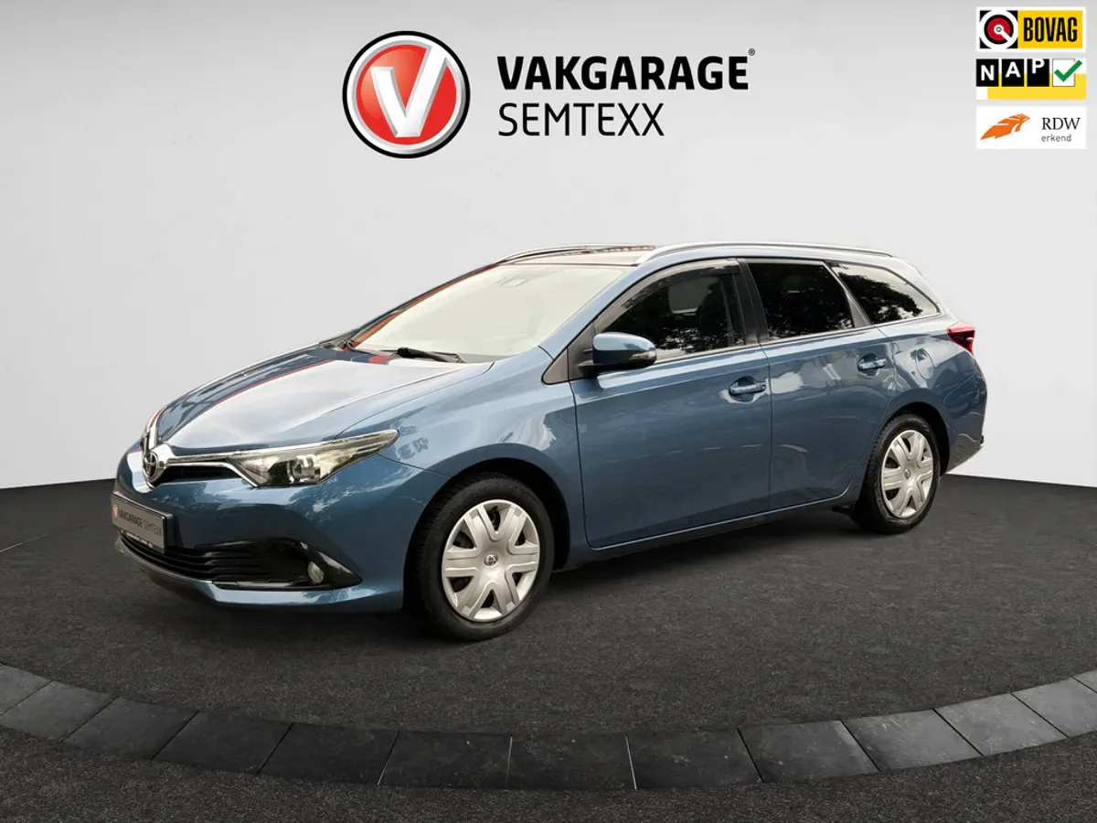 Toyota Auris (2017) — foto 1
