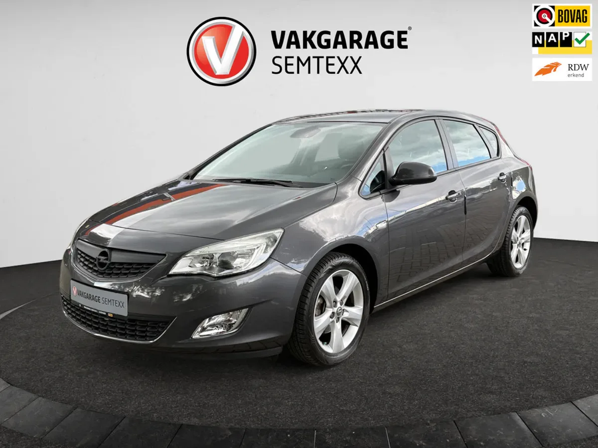 Opel Astra (2011) — foto 1