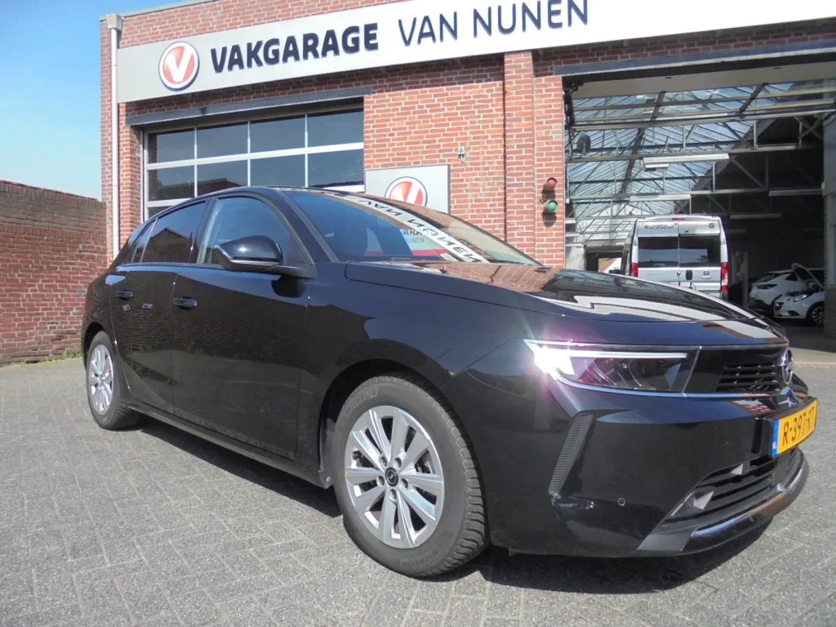 Opel Astra (2022) — foto 1