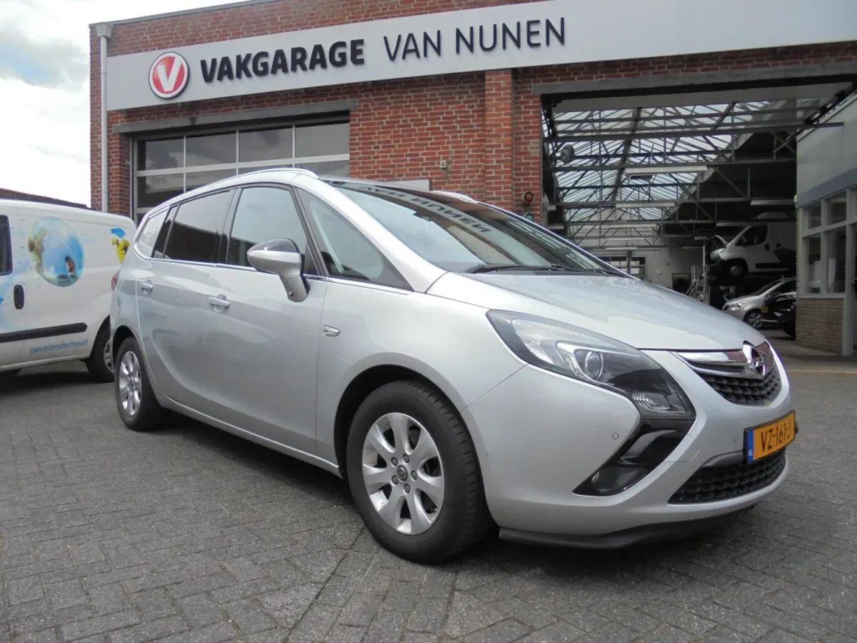 Opel Zafira Tourer (2016) — foto 1