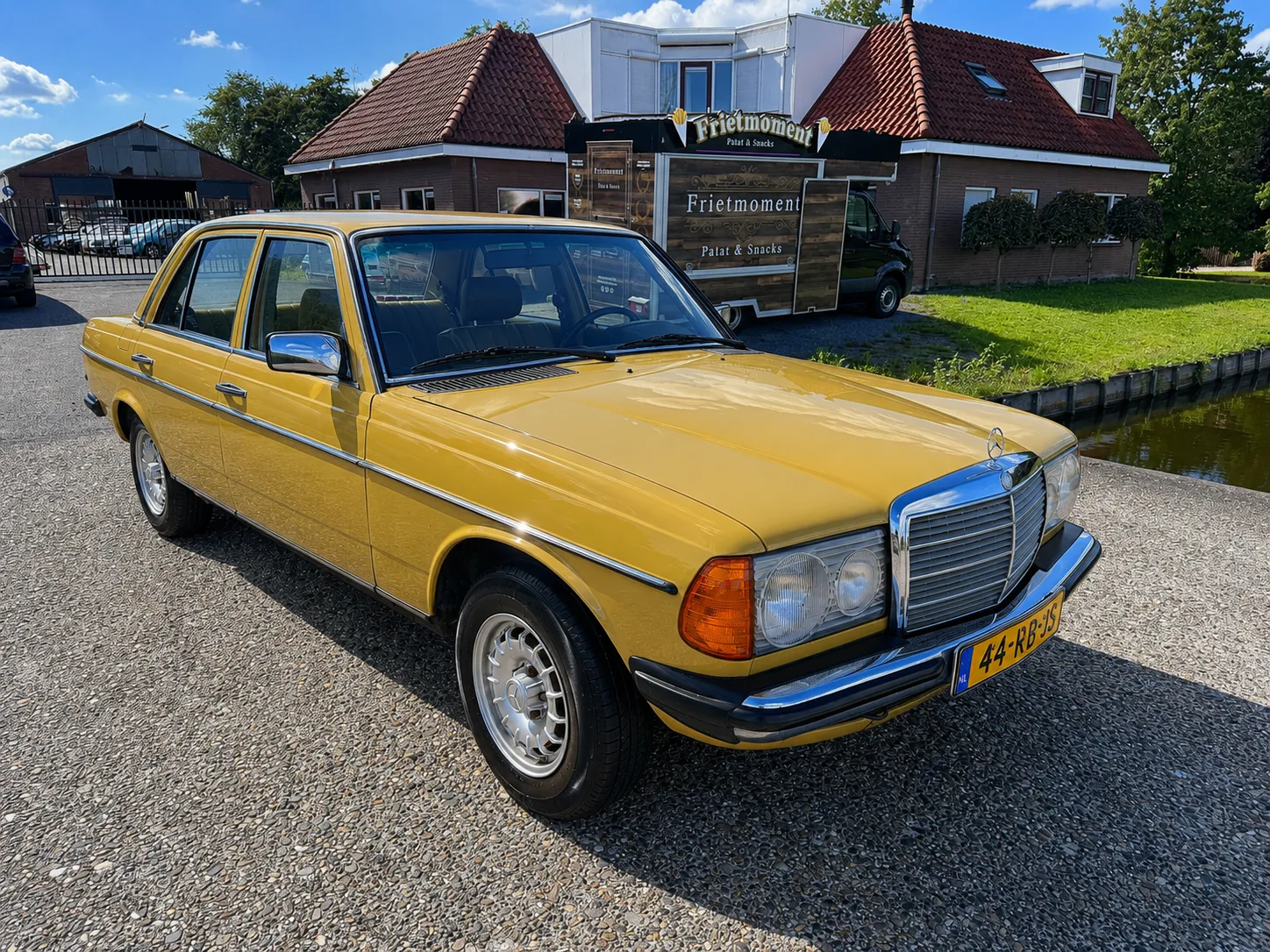 Mercedes-Benz 200-Serie (1980) — foto 1