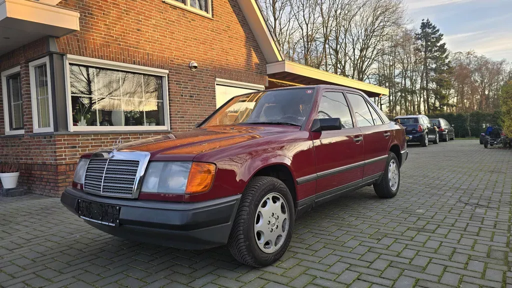 Mercedes-Benz 200-Serie (1987) — foto 1