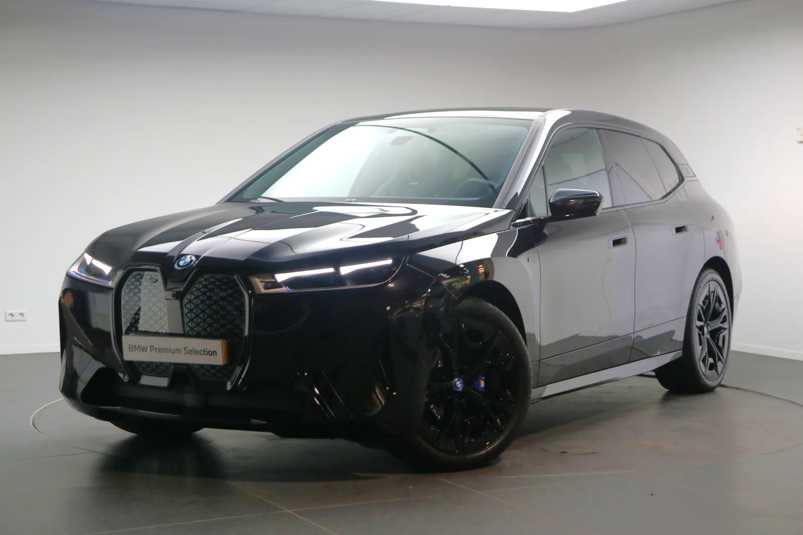 BMW iX (2023) — foto 1