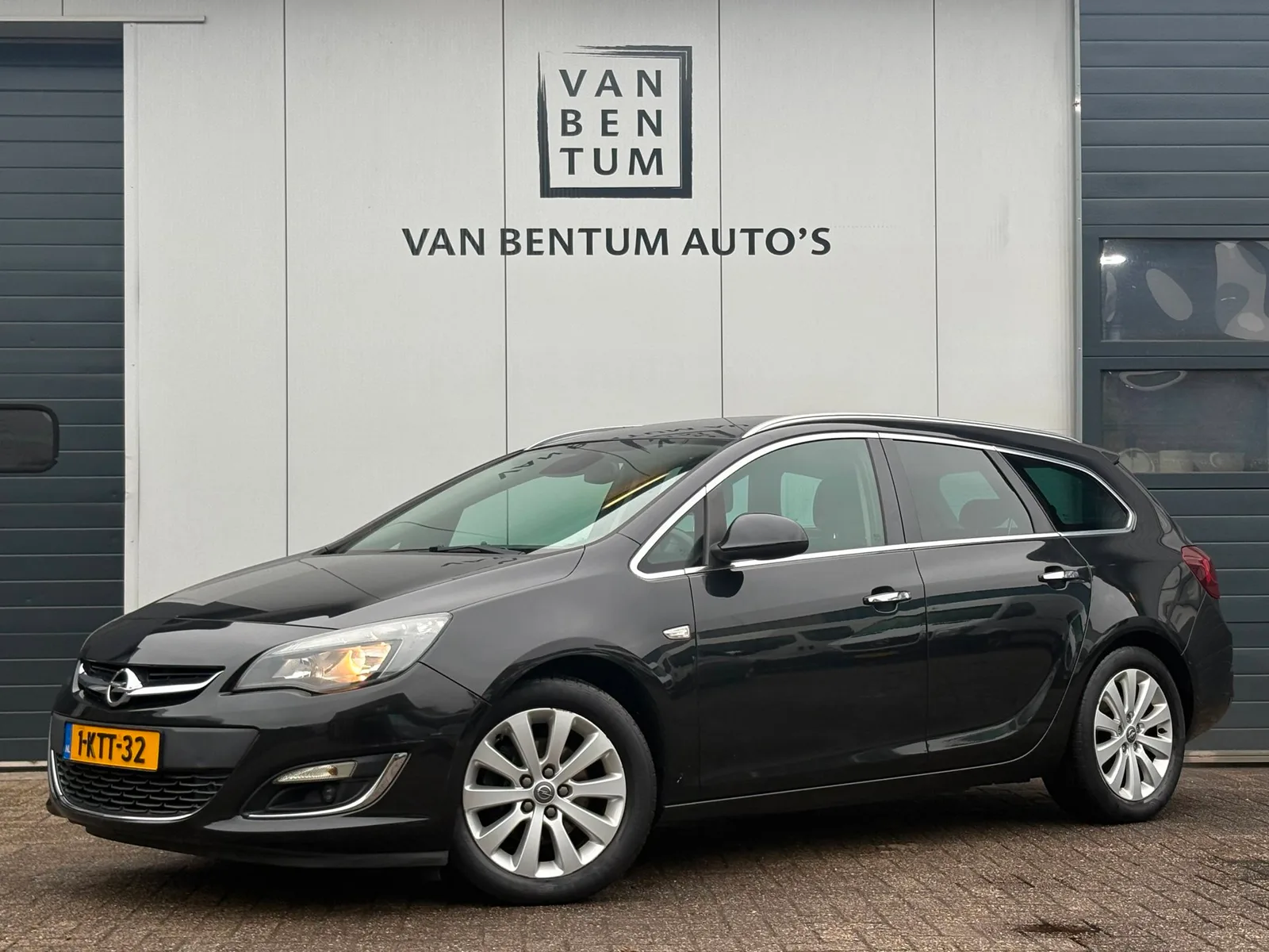 Opel Astra Sports Tourer (2013) — foto 1