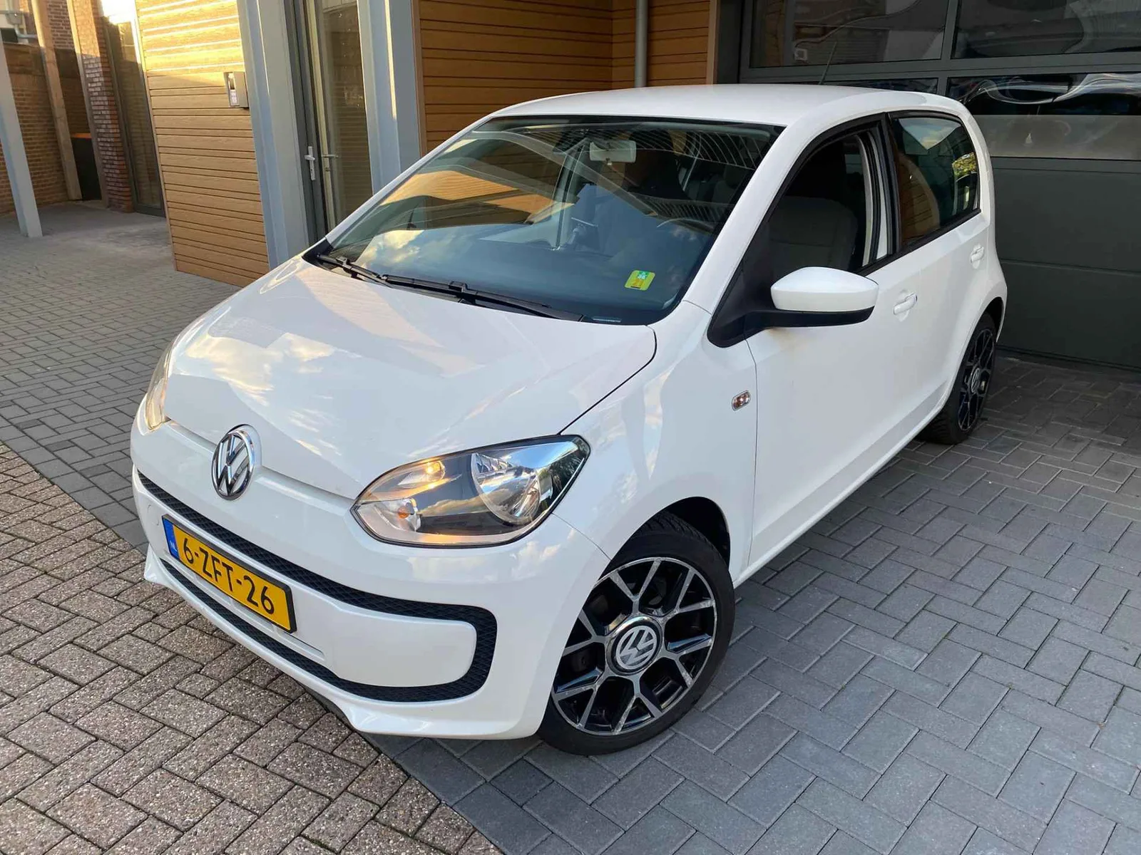 Volkswagen Up! (2015) — foto 1