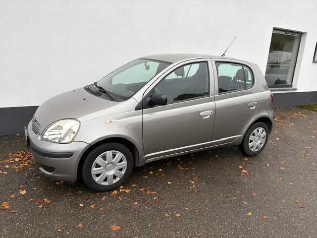 Toyota Yaris (2004) — foto 1