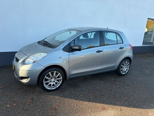 Toyota Yaris (2011) — foto 1