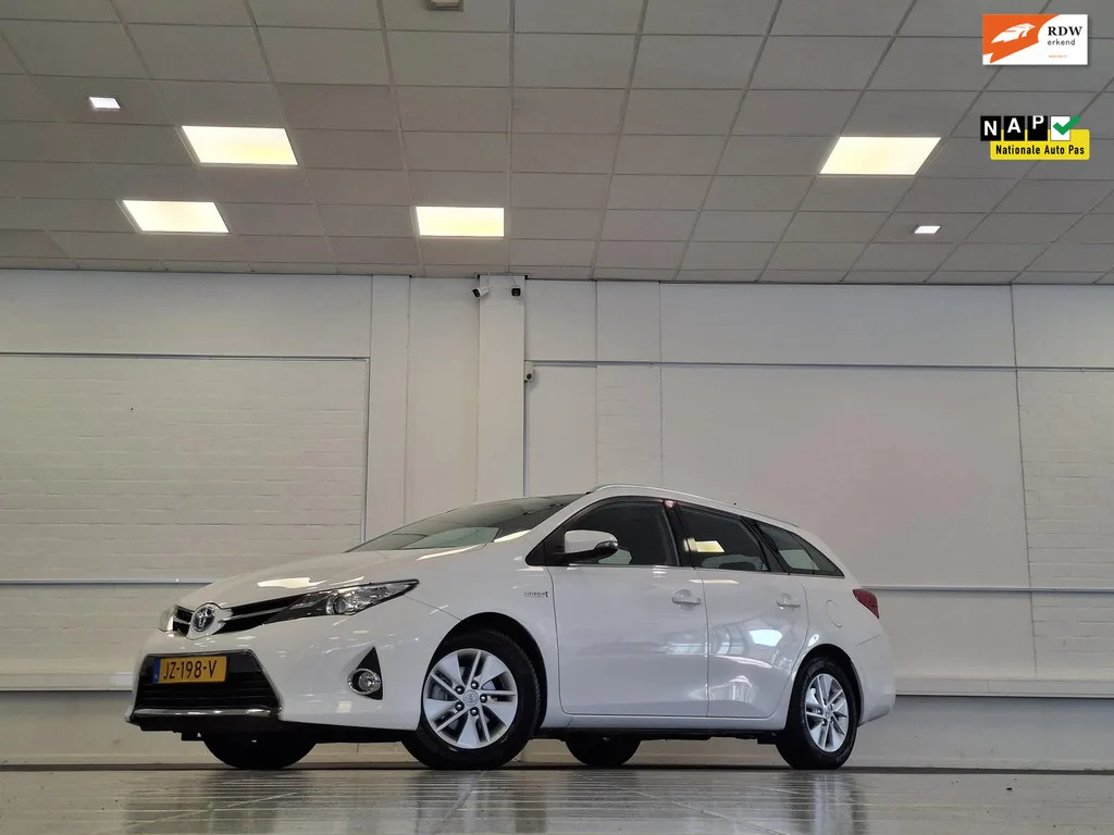 Toyota Auris (2015) — foto 1