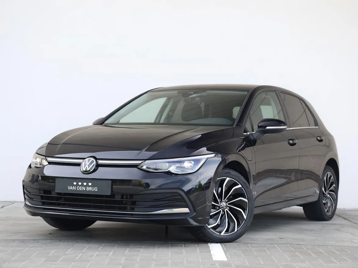 Volkswagen Golf (2022) — foto 1