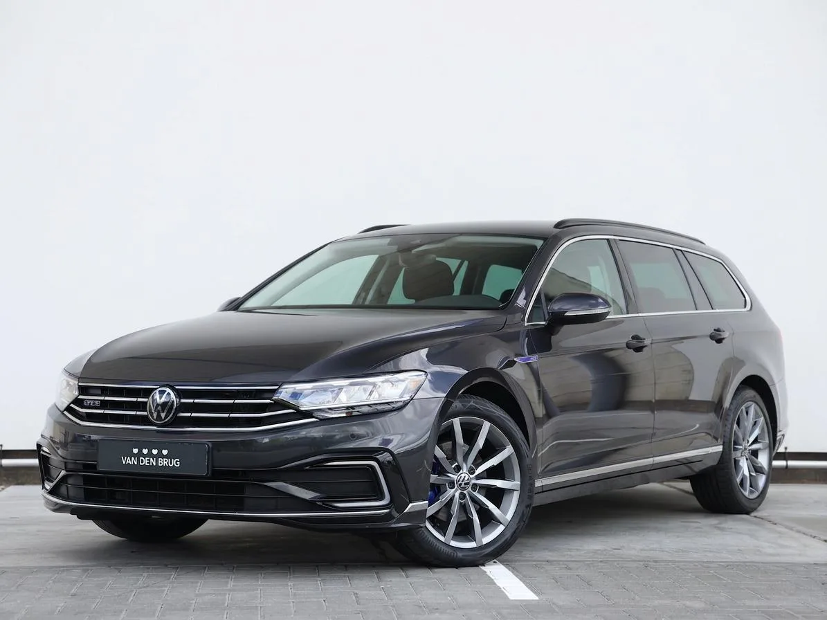Volkswagen Passat (2022) — foto 1