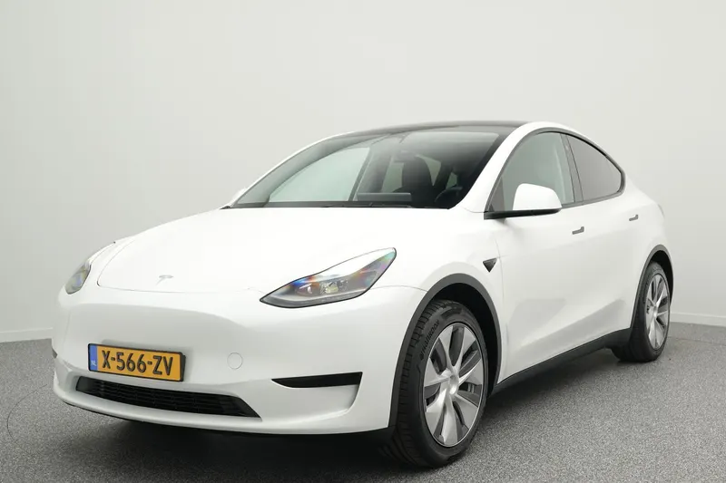 Tesla Model Y (2024)