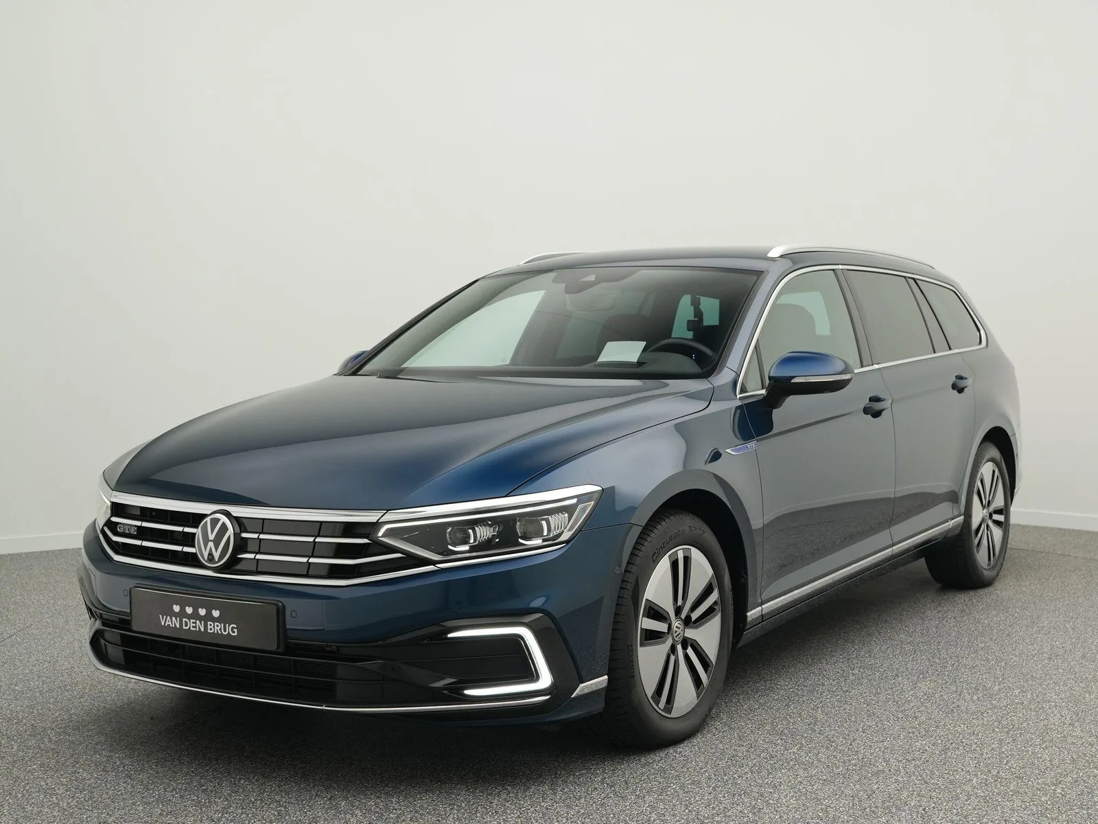 Volkswagen Passat (2022) — foto 1