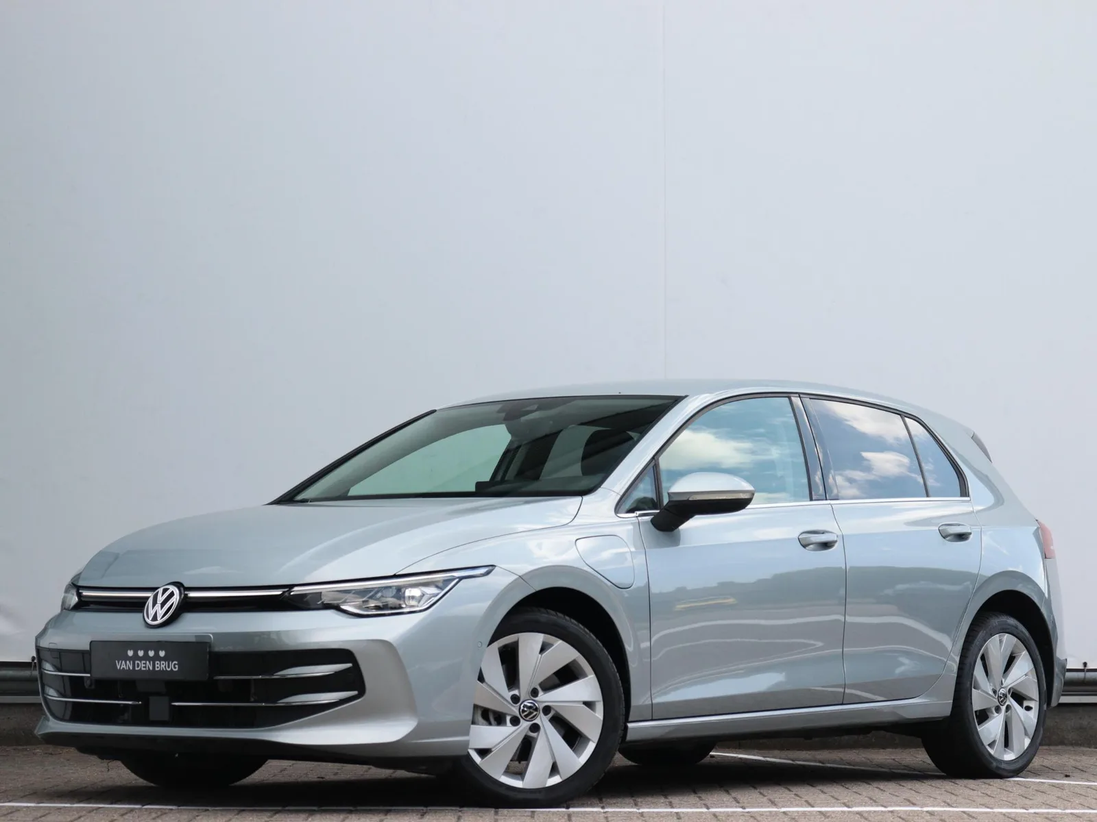 Volkswagen Golf (2025) — foto 1