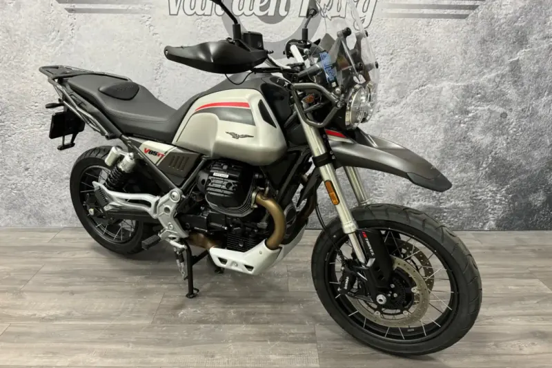 Moto Guzzi V85 TT Travel (2023)