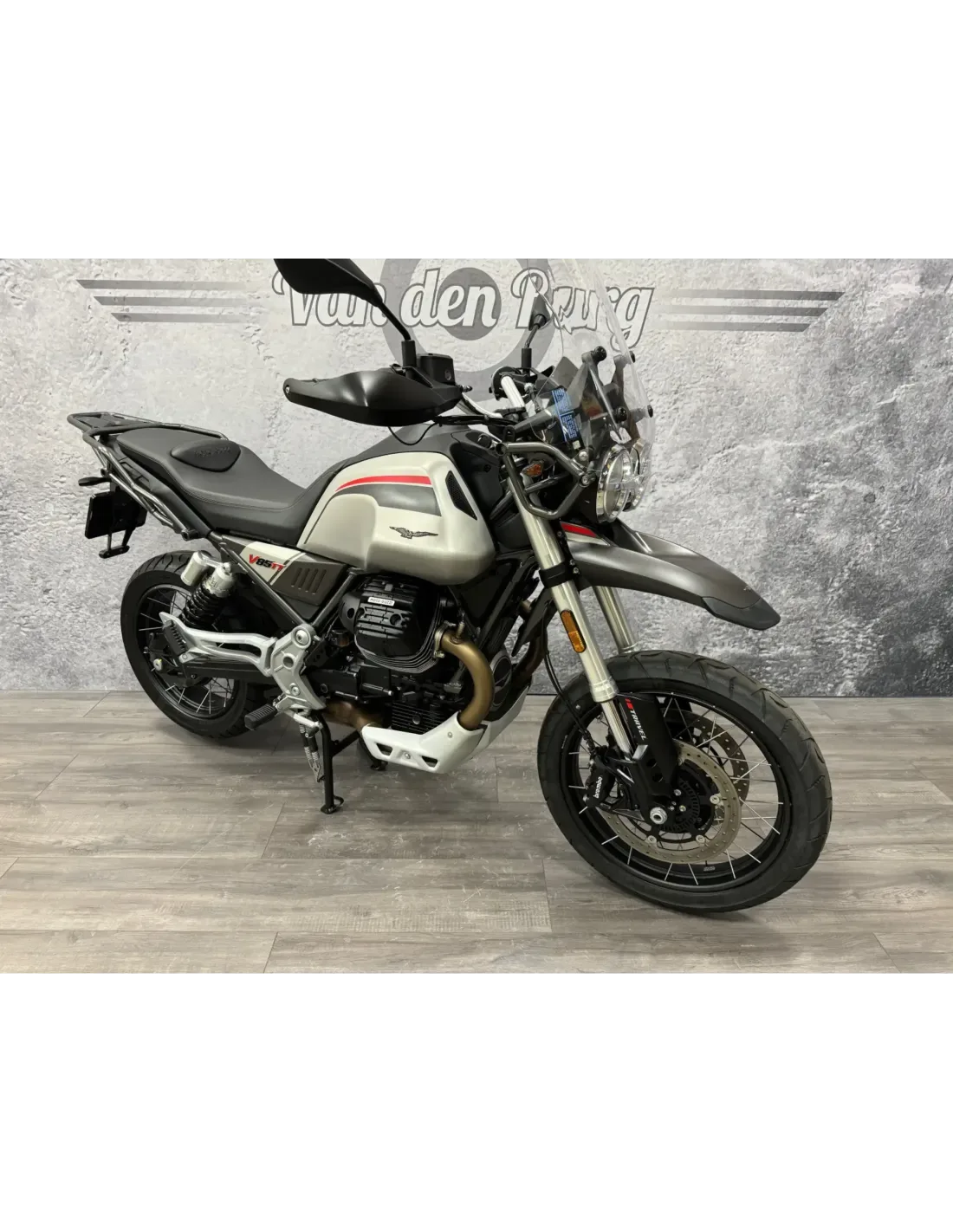 Moto Guzzi V85 TT Travel (2023) — foto 1
