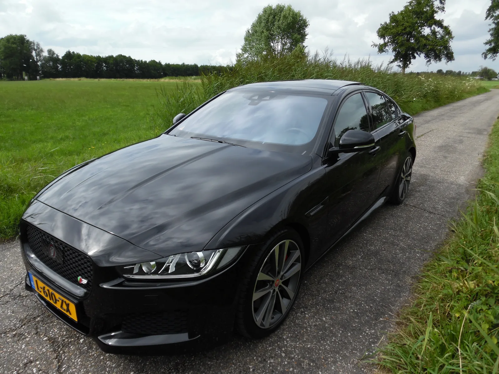 Jaguar XE (2017) — foto 1