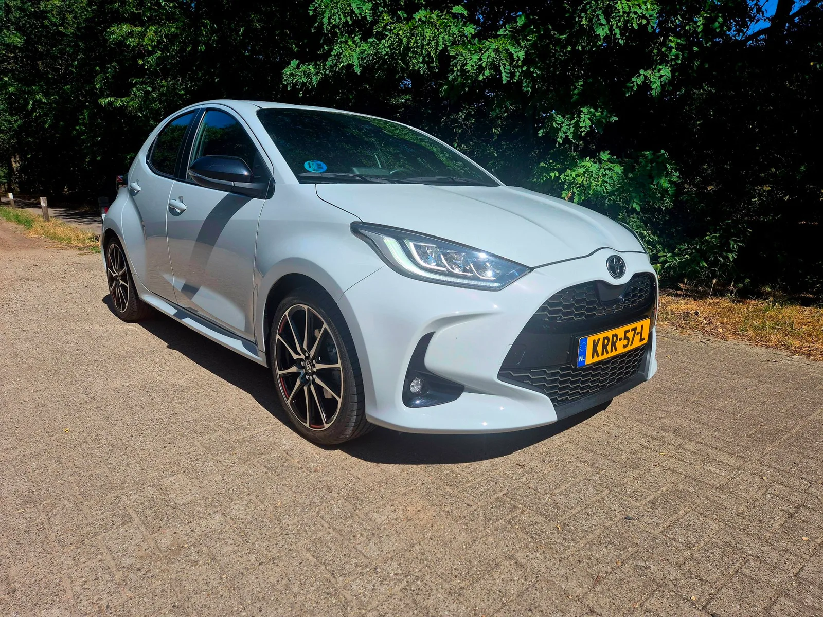 Toyota Yaris (2023) — foto 1