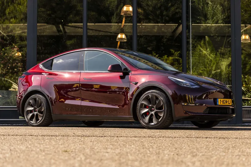 Tesla Model Y (2023)