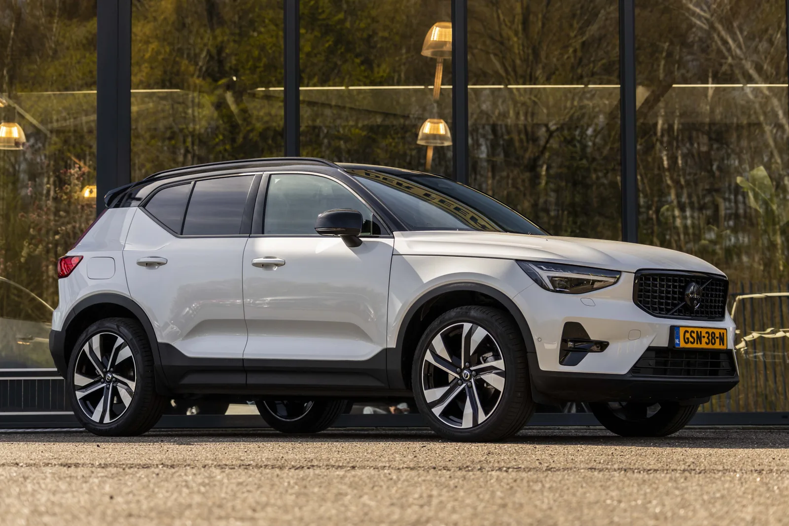 Volvo XC40 (2024) — foto 1