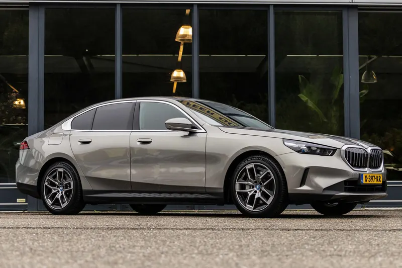 BMW i5 (2023)