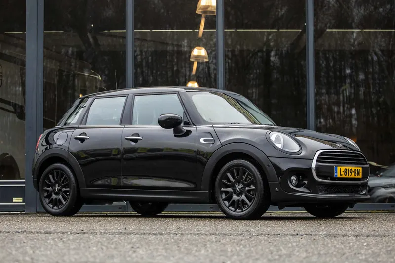 MINI One (2021)