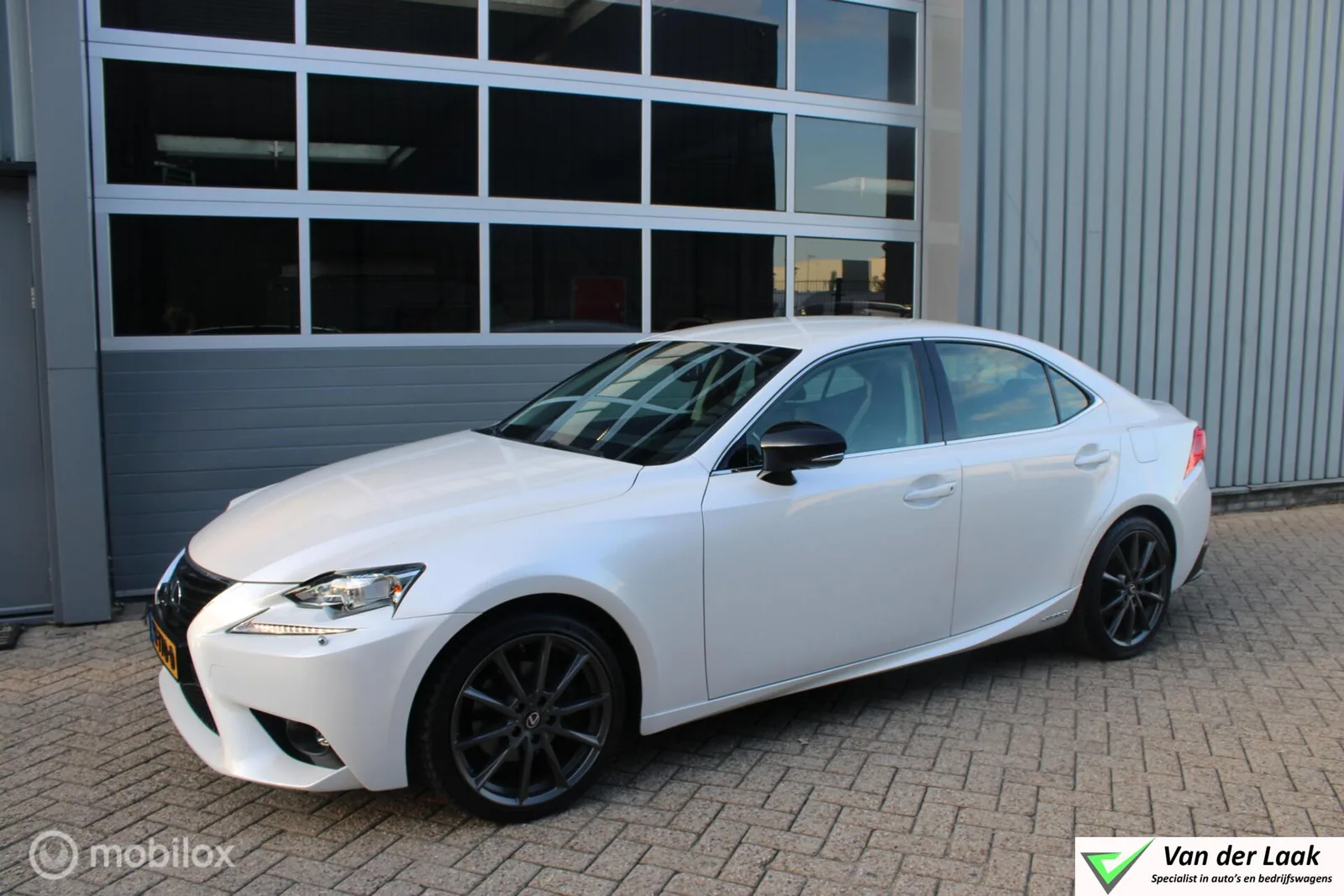 Lexus IS (2016) — foto 1