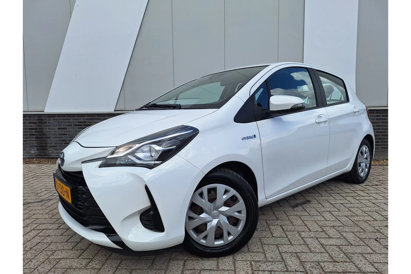 Toyota Yaris (2017) — foto 1